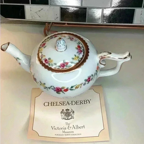 Vintage Chelsea-Derby Miniature Teapot and Cover 1985 (made) Franklin Mint - Picture 6 of 16